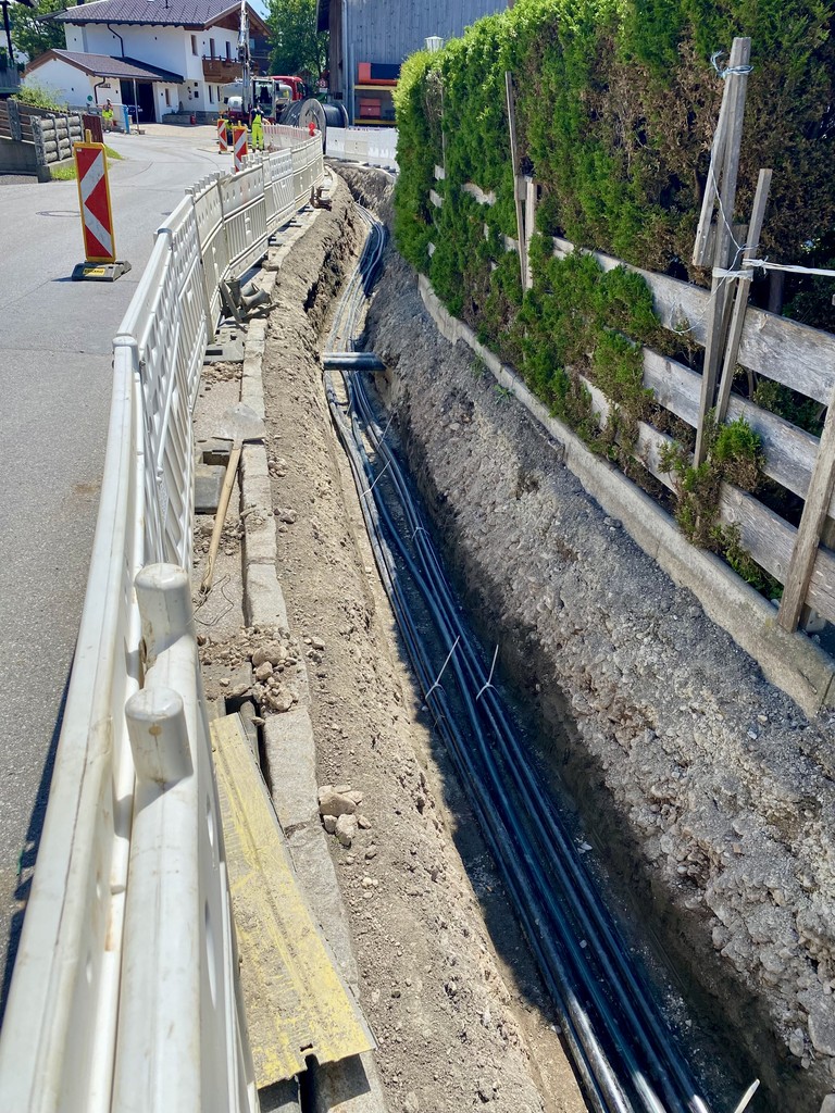 Reale Tiefbau-Baustelle: koordinierte Leitungsverlegung entlang einer Gemeindestraße